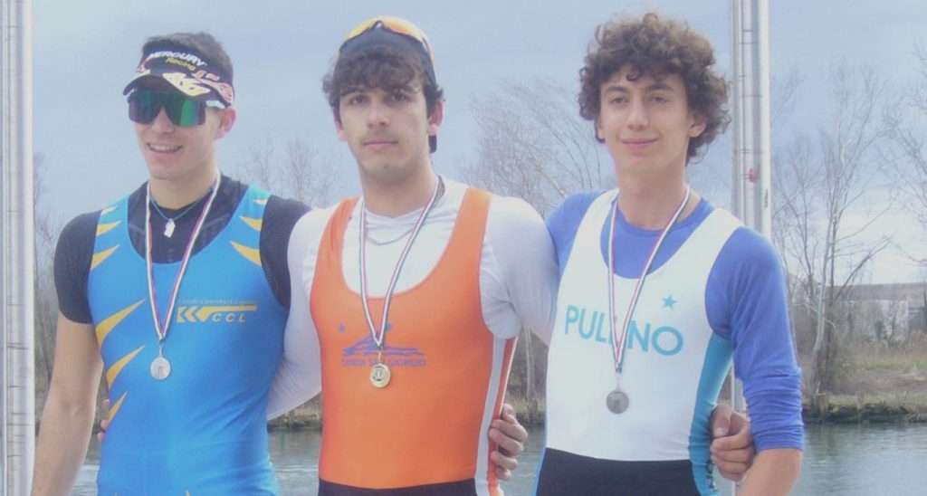 Josef Marvucic in centro con la medaglia d'oro