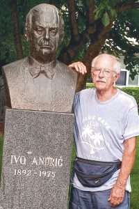 De Giusti accanto al monumento di Ivo Andric a Sarajevo