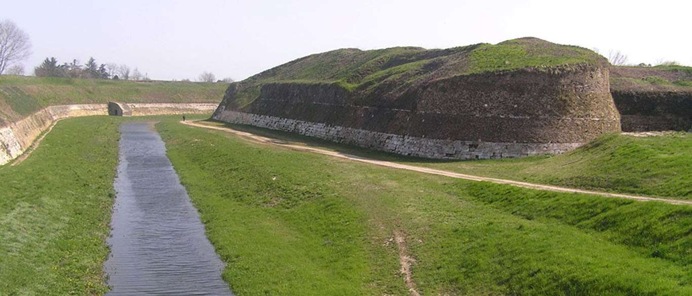 Bastione e fossato della Fortezza di Palmanova (ph. Comune di Palmanova)