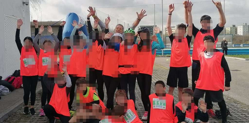 Il professor Fonzari festeggia con gli studenti