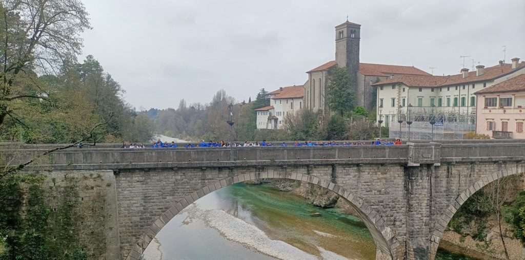 Gli studenti sul Ponte del Diavolo