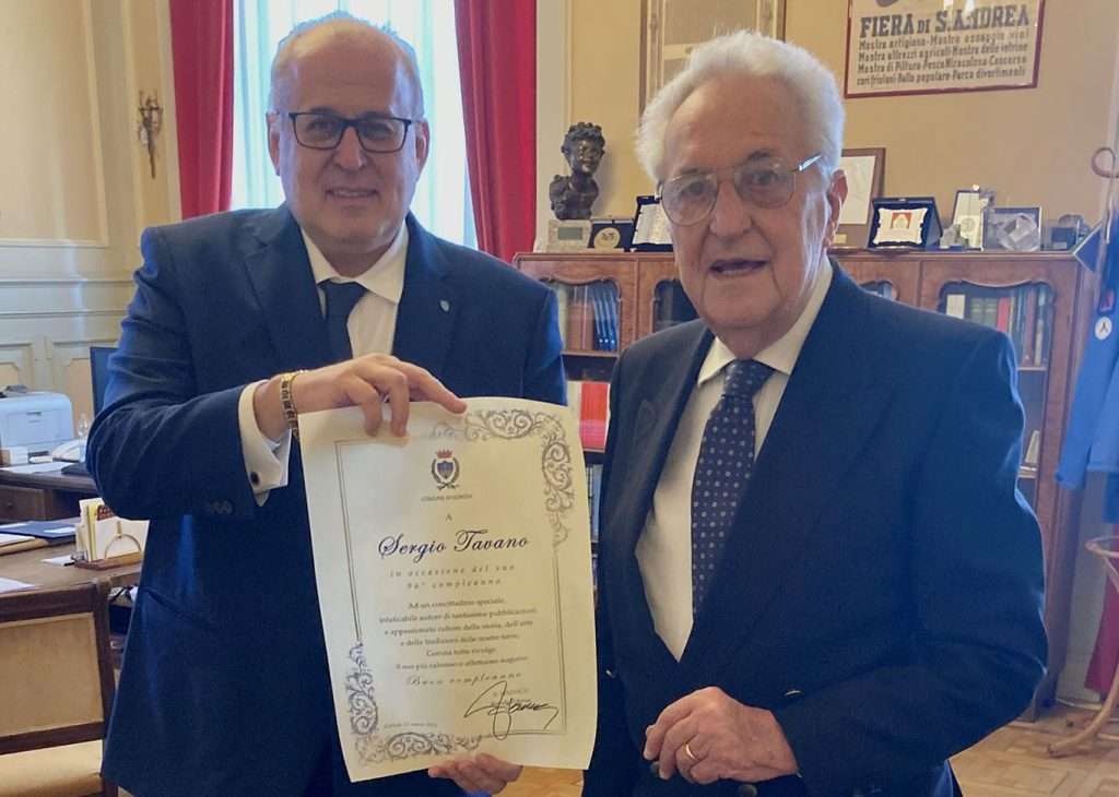 Ziberna consegna la pergamena a Tavano