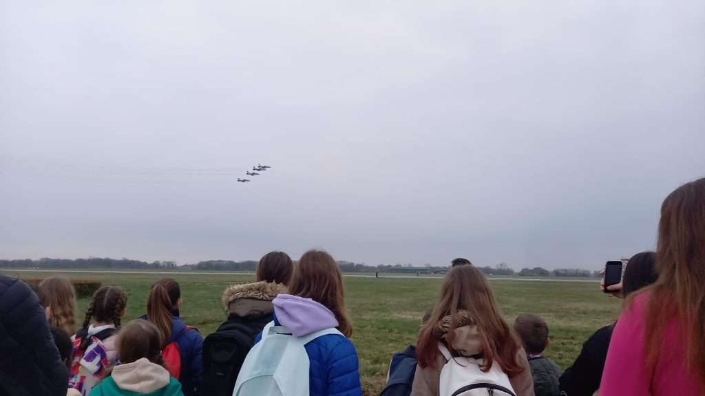 Gli studenti osservano le Frecce in volo
