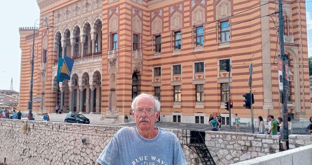 Lorenzo De Giusti a Sarajevo davanti al palazzo simbolo della città, la Vijecnica, la biblioteca incendiata durante l’assedio