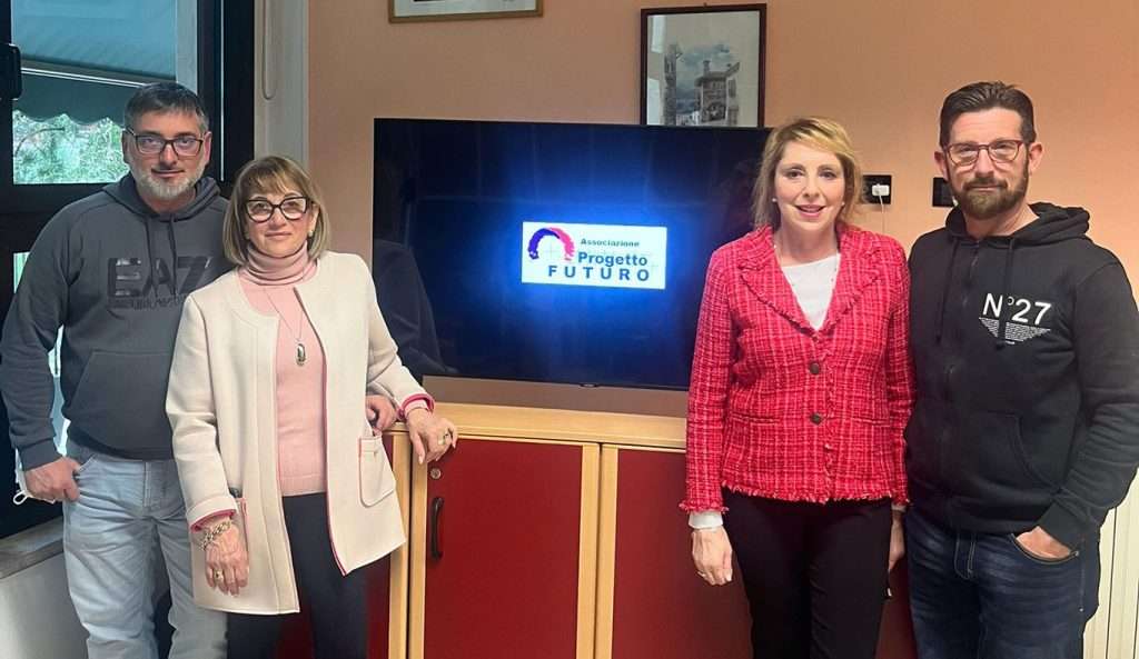 Da sinistra Ciulla, Castrovinci, Centore e Furios con il televisore donato