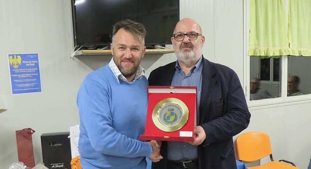 Il sindaco Roberto Festa, a destra, premia Giovanni Tortolo