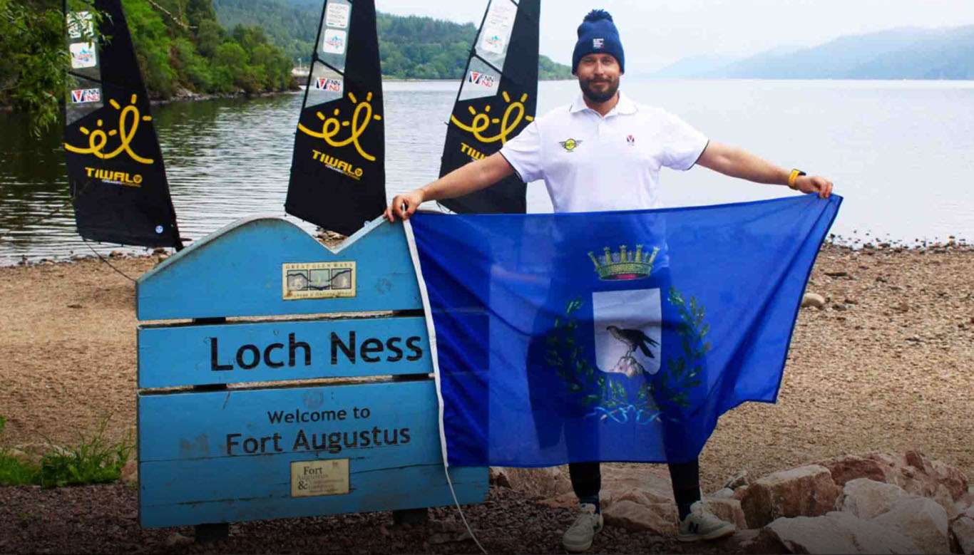 Manuel Vlacich con la bandiera di Monfalcone sul lago di Loch Ness lo scorso anno