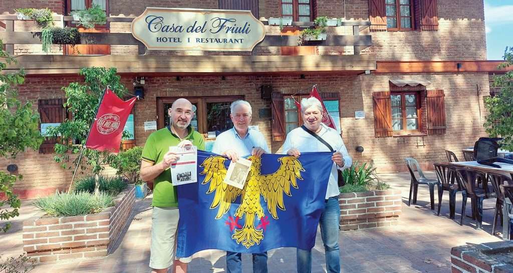 Da sinistra Michele Tomaselli del Comitato Friulano Difesa Osterie, Dario Zampa e Mauro Tonasso presidente del Fogolâr Furlan di Santo Domingo
