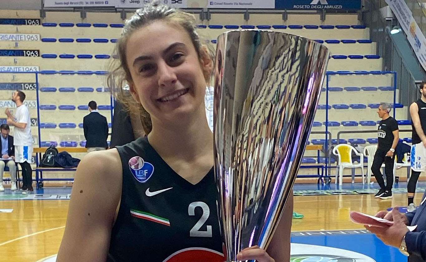 Sofia Ceppellotti con la Coppa Italia