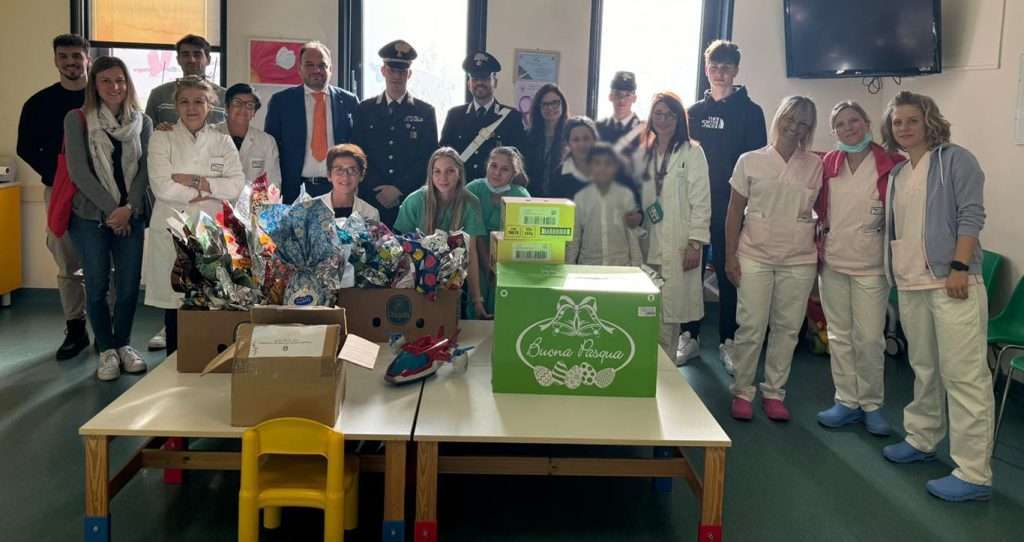 La consegna delle uova alla Pediatria di Monfalcone