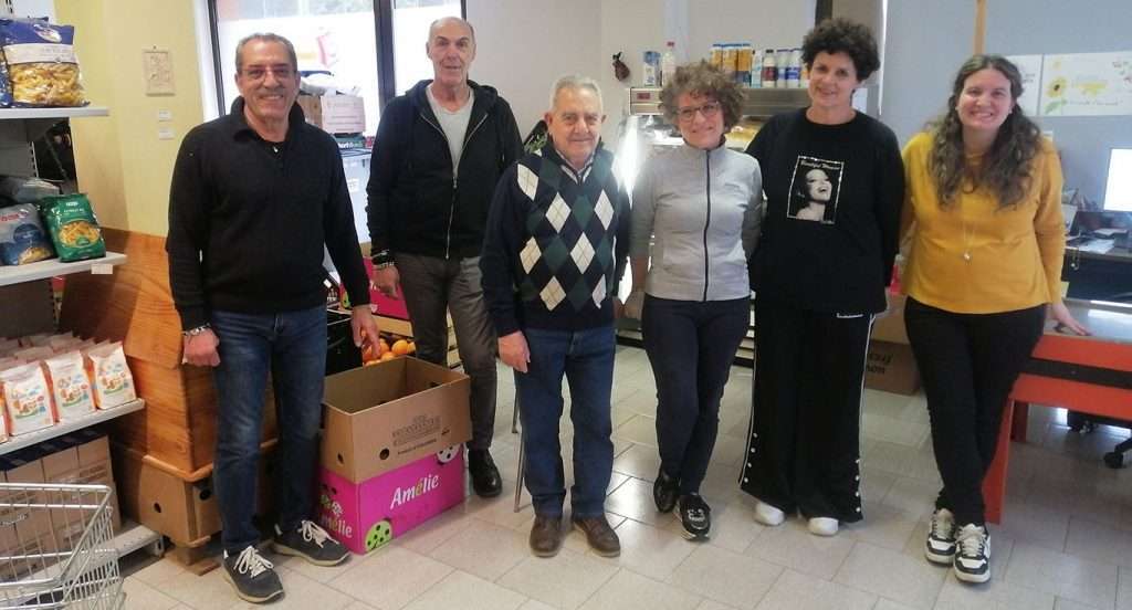 I volontari dell'Emporio della Solidarietà