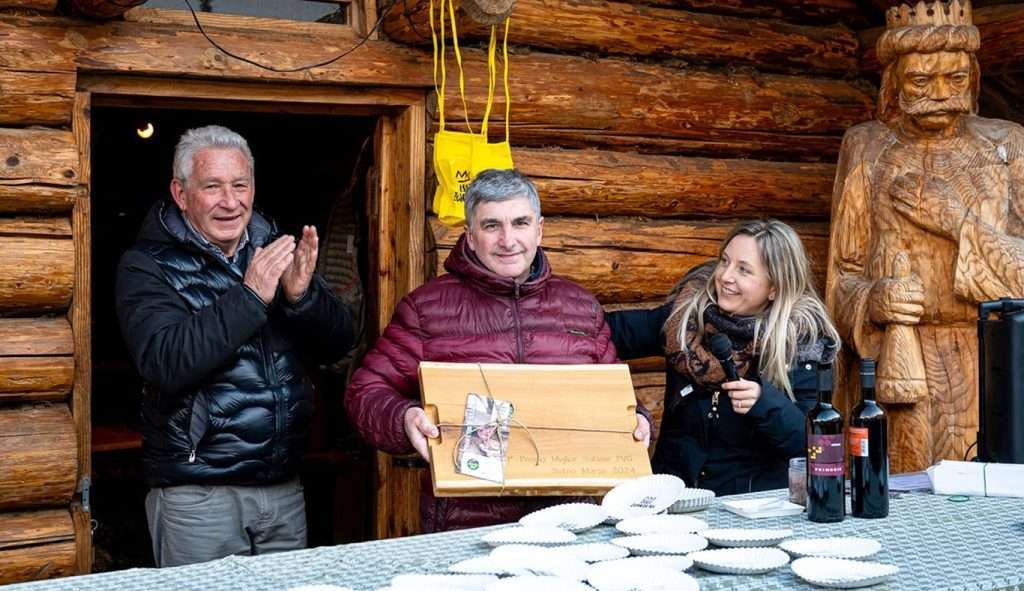 Flavio Piazza ritira il premio con il Sindaco di Sutrio Manlio Mattia
