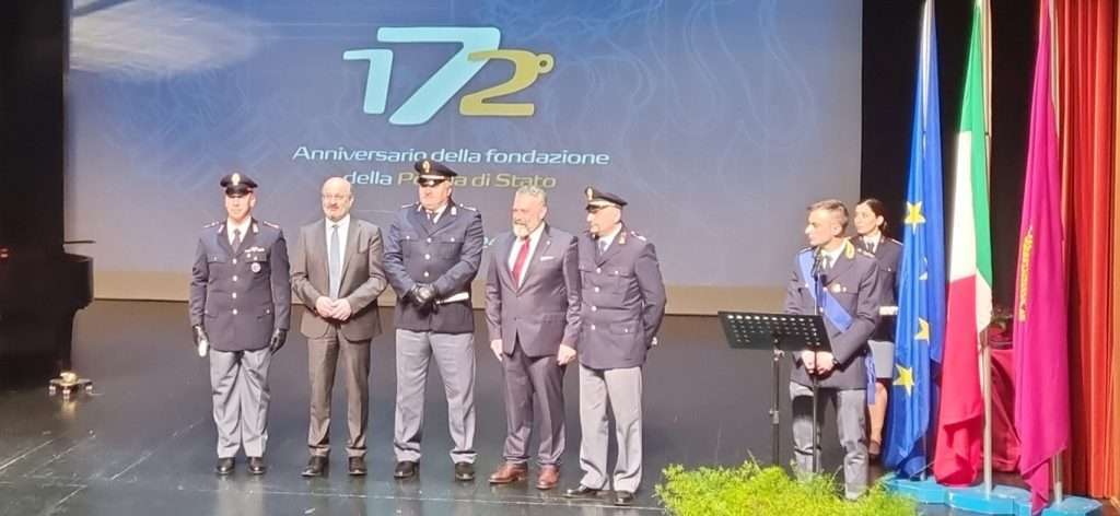 Il questore Di Ruscio e il prefetto Ricciardi sul palco durante le premiazioni