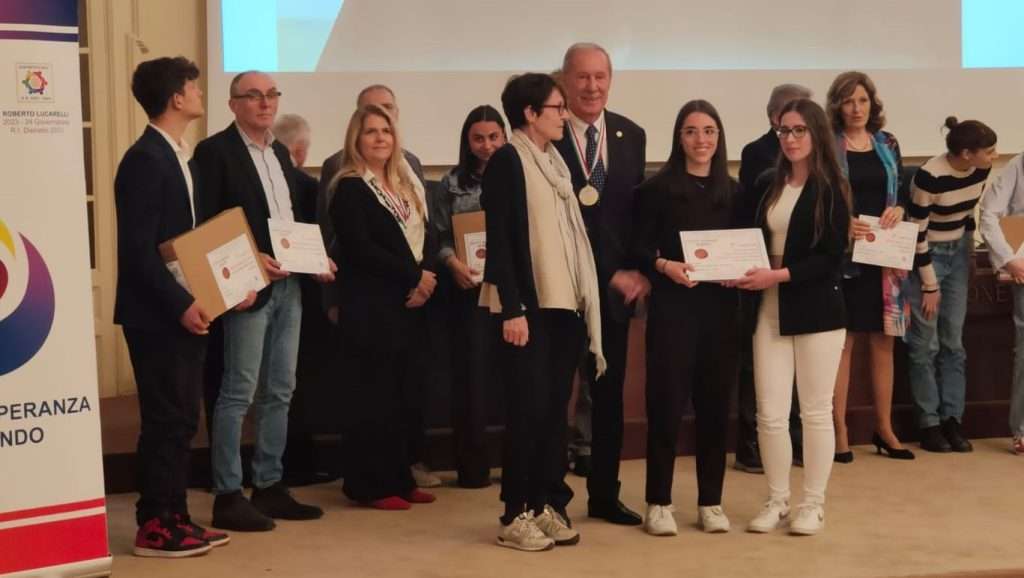 Le due studentesse ritirano il premio assieme alla professoressa Andrian e all'ingegner Baldassi