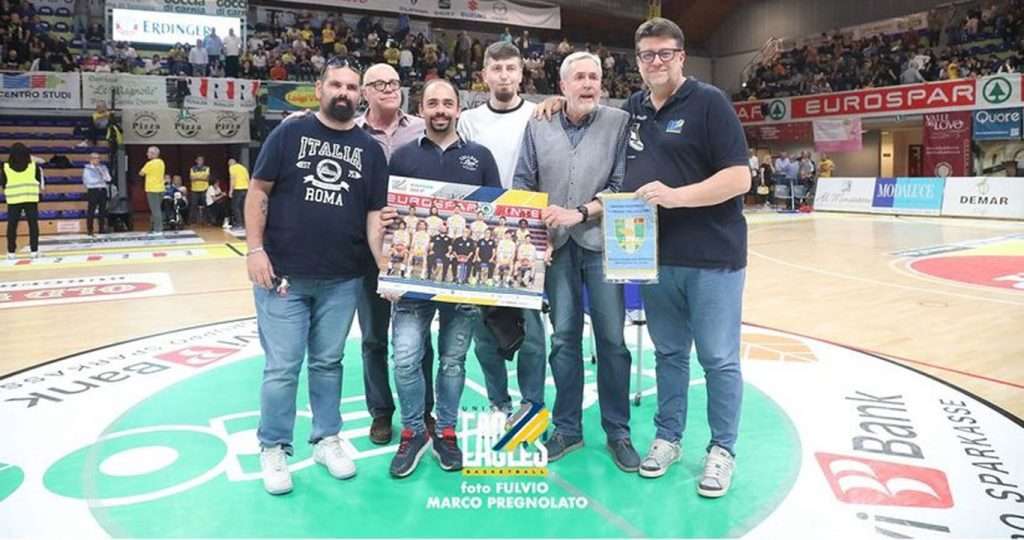 Roberto Tomat e Sandro Cengarle insieme ad alcuni ospiti dei centri CAMPP con il presidente della Gesteco Davide Micalich