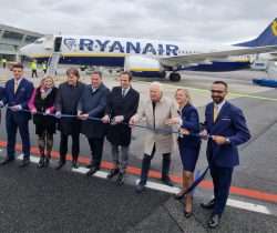 Il taglio del nastro per la base Ryanair