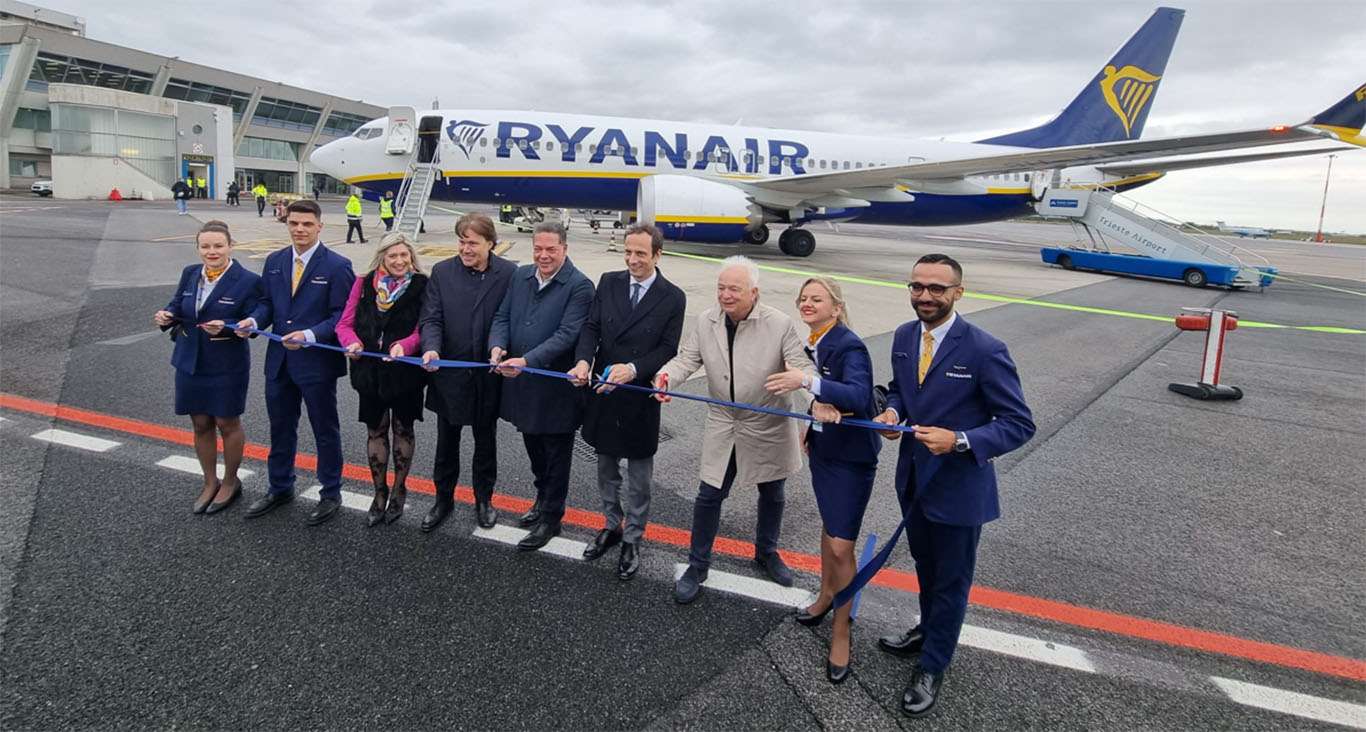Il taglio del nastro per la base Ryanair