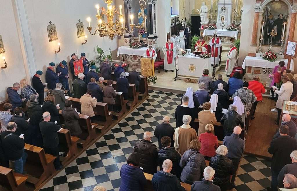 La chiesa gremita durante la celebrazione