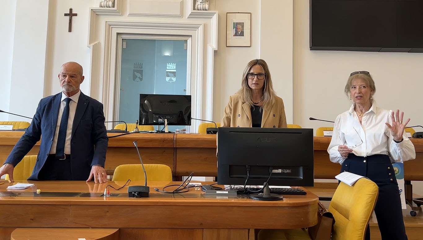 Da sinistra il presidente della Fondazione Carigo, Alberto Bergamin, l'assessore comunale all'istruzione, Tiziana Maioretto, e la presidente dell'associazione Scienza Under 18 Isontina, Giuliana Candussio