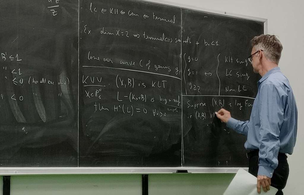 Christopher Hacon mentre tiene una lezione all'Università di Udine