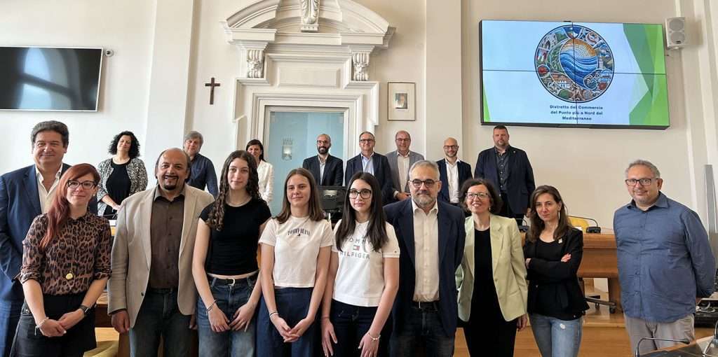 Le studentesse autrici del logo con amministratori e partner