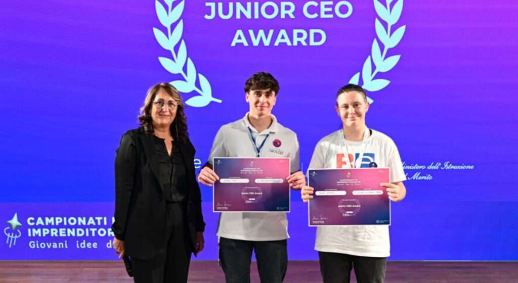 Samuele Milost, in centro, vincitore del Junior Ceo Award