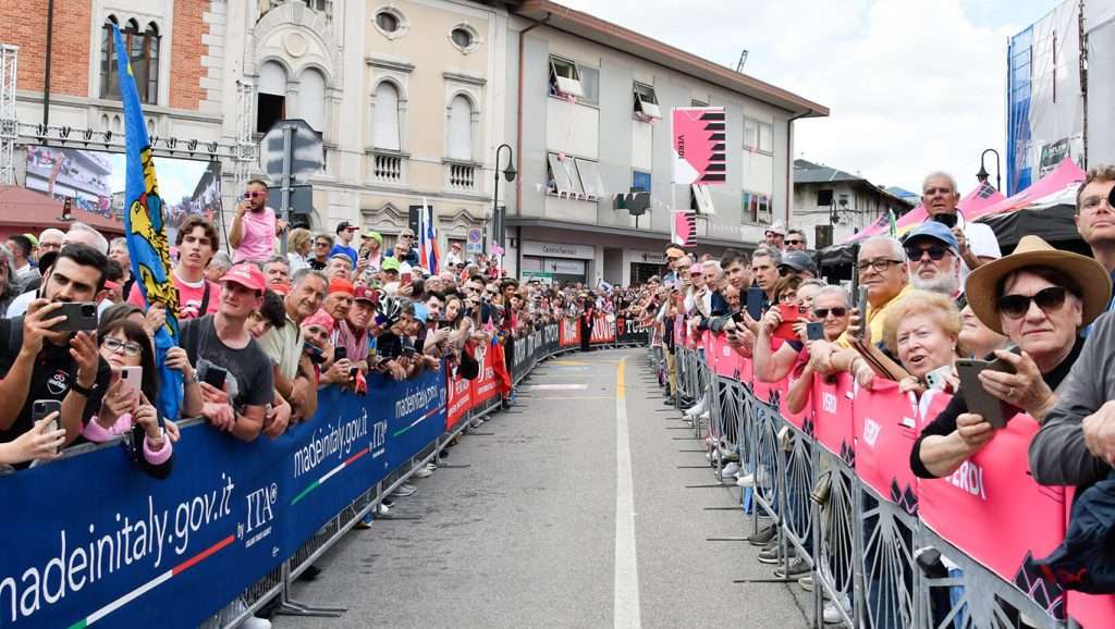 Le ali di folla alla partenza (ph. Claudio Pizzin)