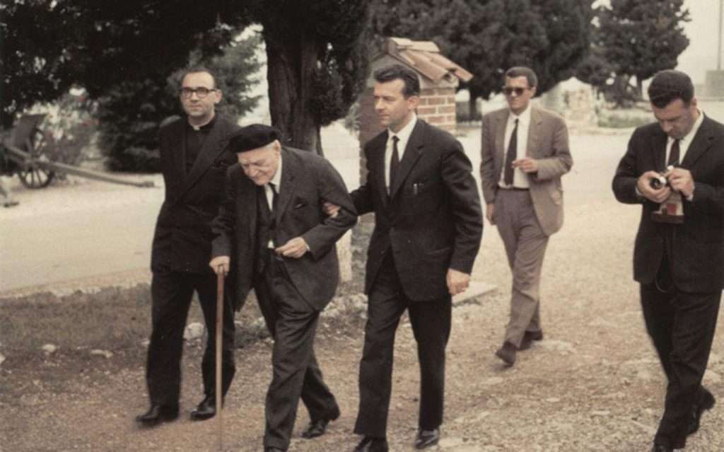 Ungaretti ritorna sul Carso: 1966. Da sinistra, don Italo Brandolin, Giuseppe Ungaretti, il sindaco di Gorizia Michele Martina, il giornalista Maurizio Calligaris e Celso Macor, scrittore e giornalista