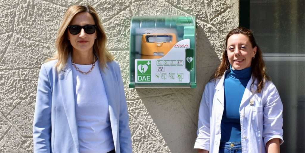 Il nuovo defibrillatore all'esterno della Farmacia Comunale 1