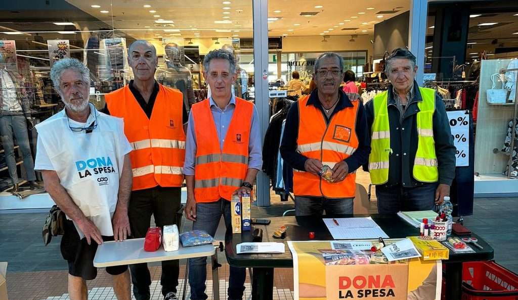I volontari a "Dona la spesa"