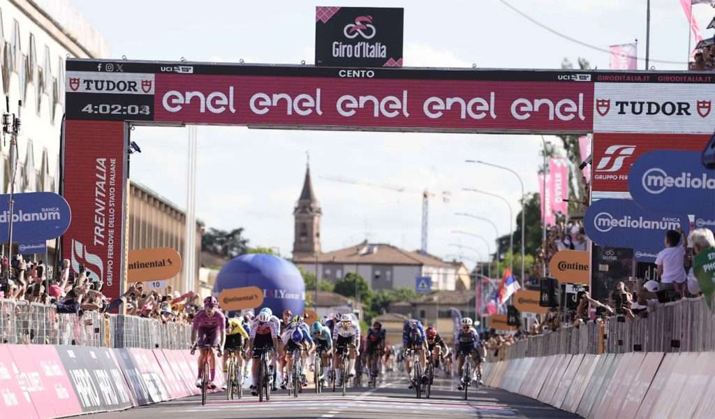 L'arrivo in volata a Cento