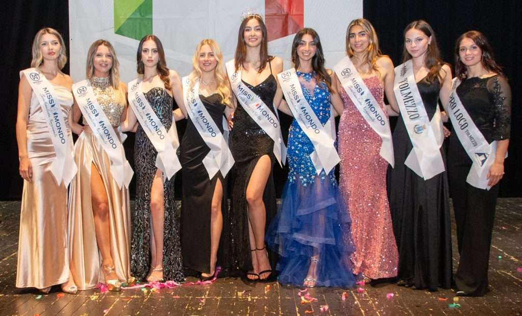 Tutte le premiate a Tolmezzo, con Elena Lot in centro