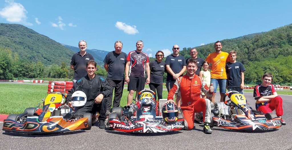 Da sinistra i piloti Alessio Donda, Nicola Treppo, Sergio Bais; in piedi da sinistra Daniele Bais, Italo Masin, Nicola Masin, Marinella Puntin, Fabio Leghissa, Alessandro Merlin, Viola Gotti, Claudio Gotti e Thomas Gotti