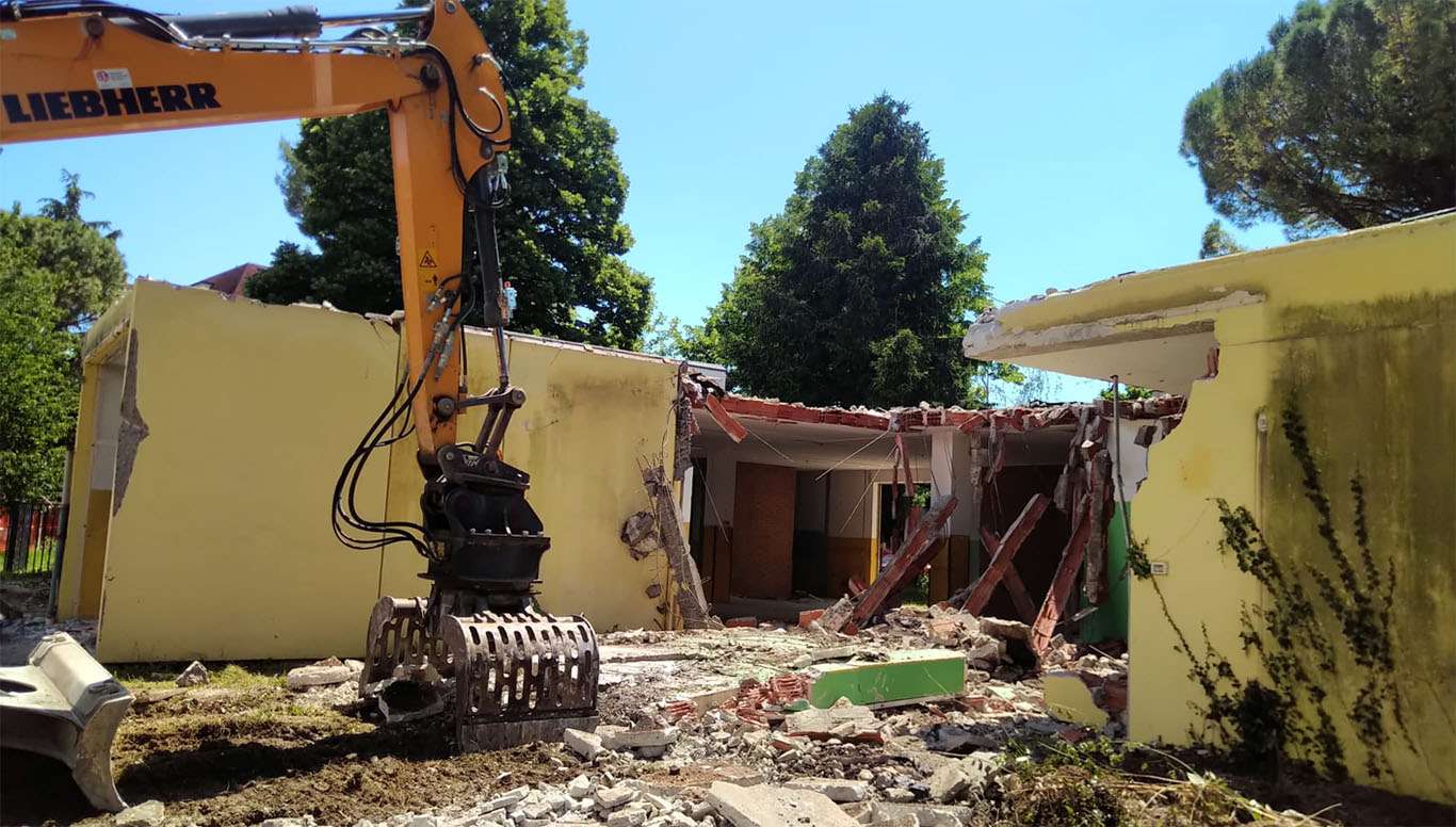 Demolita la vecchia scuola di via della Poma