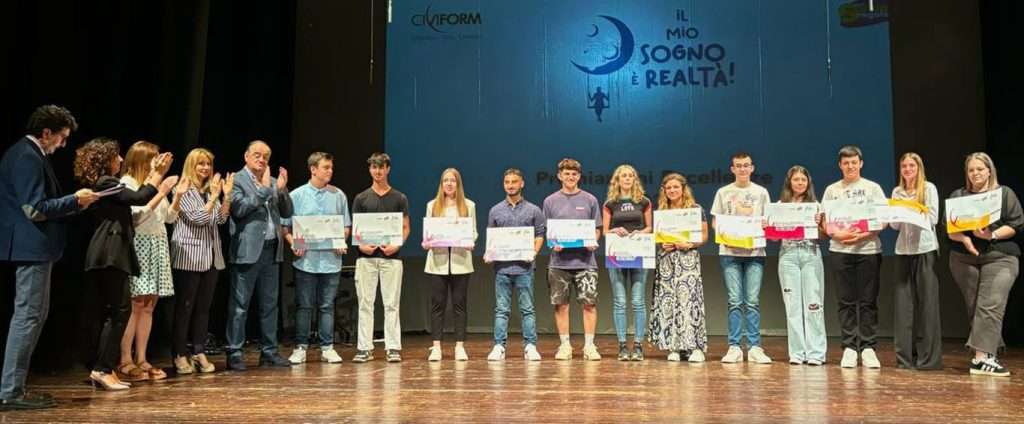 Gli studenti premiati al Teatro Ristori