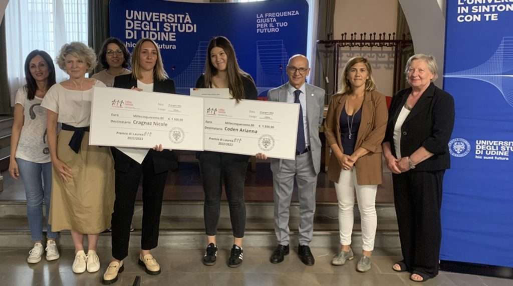 In primo piano da sinistra Alvisa Palese Nicole Cragnaz Arianna Coden Roberto Pinton Serena Rossi Marisa Loszach