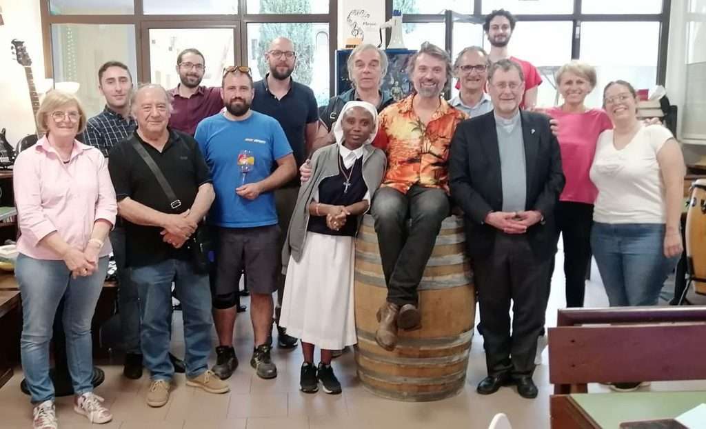 Don Manuel Millo, seduto, festeggiato in Ricreatorio
