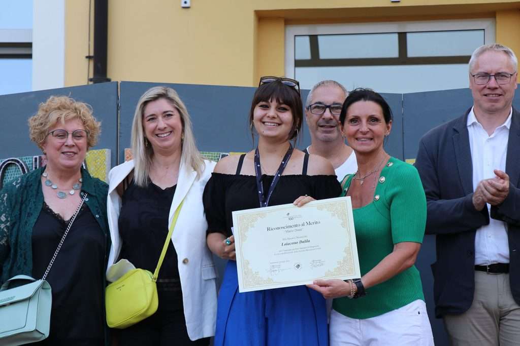 Consegna del premio allallieva Dalila Loiacono con viceministro Gava e ass Amirante e titolari Dona 1