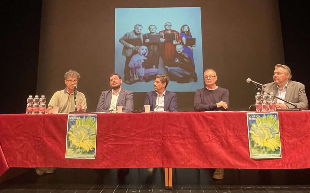 Da sx Giulio Valentini fondazione CaRiGo Marco Zanolla assessore cultura di Gradisca dIsonzo Alessandro Pagotto sindaco di Gradisca dIsonzo Walter Mramor direttore artistico Diego Bernardis presiden
