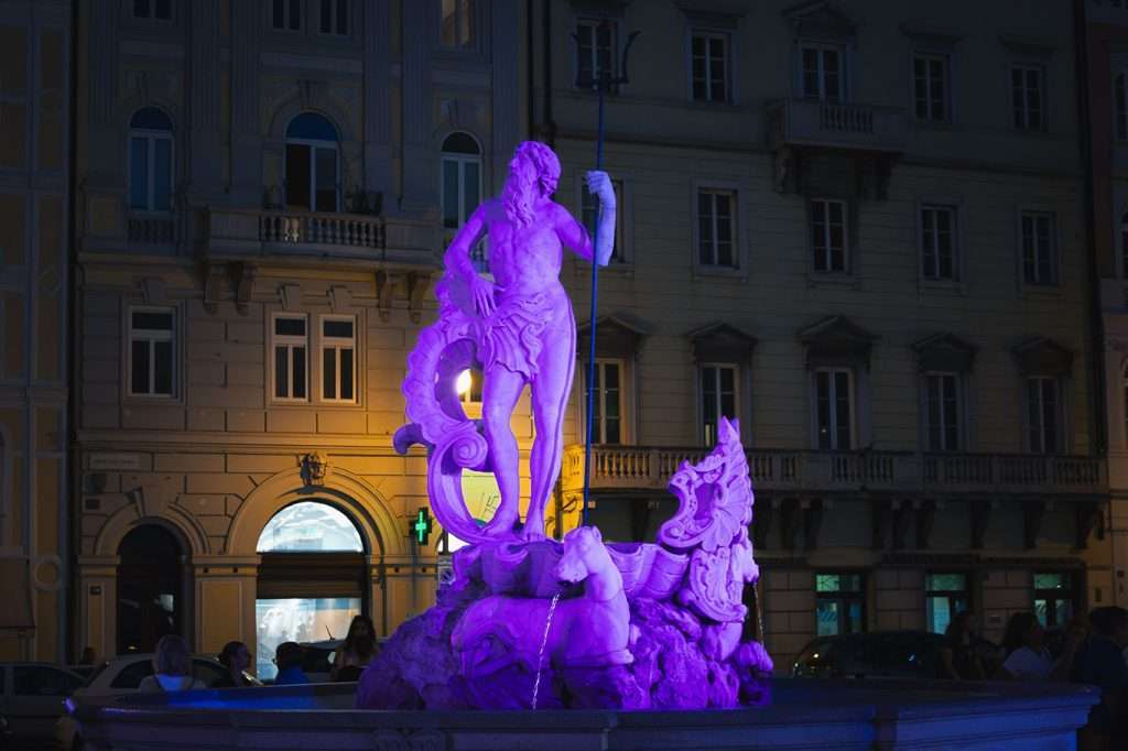 STATUA DEL NETTUNO viola