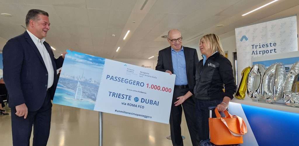 AD MARCO CONSALVO e PRESIDENTE ANTONIO MARANO PREMIANO LA MILIONESIMA PASSEGGERA