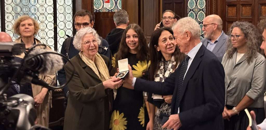 CONSEGNA CHIAVI da sinistra a destra Vedova di Mario Cerne Nipote figlia Ada e avv. Paolo Volli