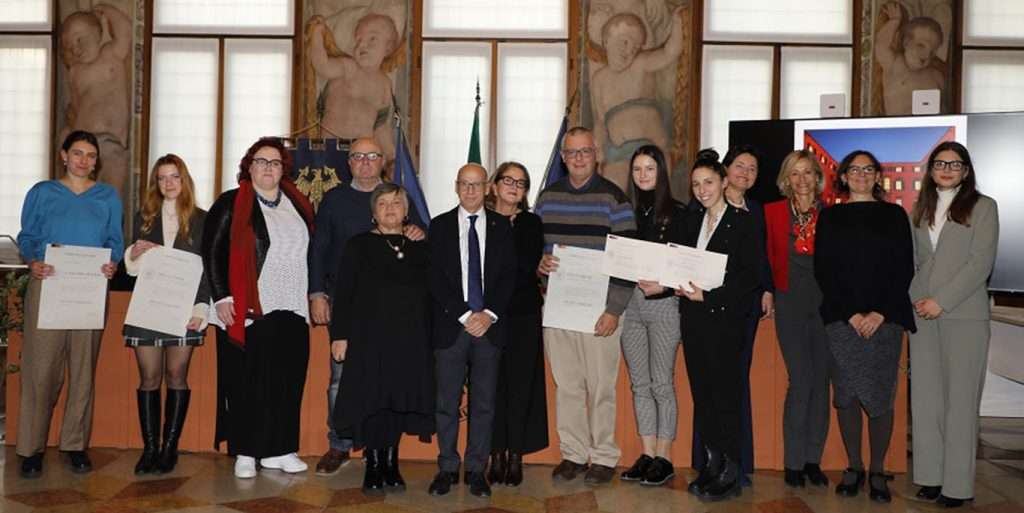 I genitori di Silvia Gobbato al centro con il rettore le laureate con il premio e la menzione Laura Casella Alessia Ottavia Cozzi e le partner delliniziativa