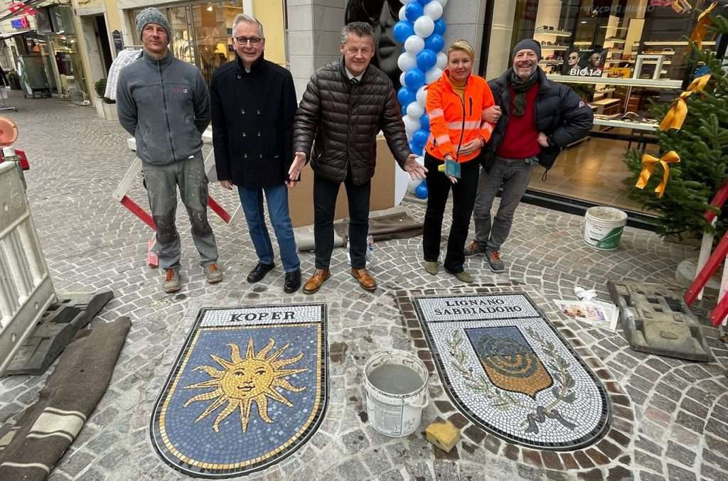 i maestri mosaicisti con il sindaco di Klagenfurt e rappresentanti dellamministrazione