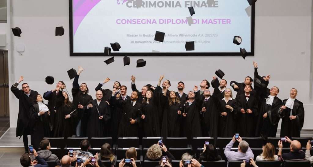 Il lancio del tocco dei primi diplomati del master