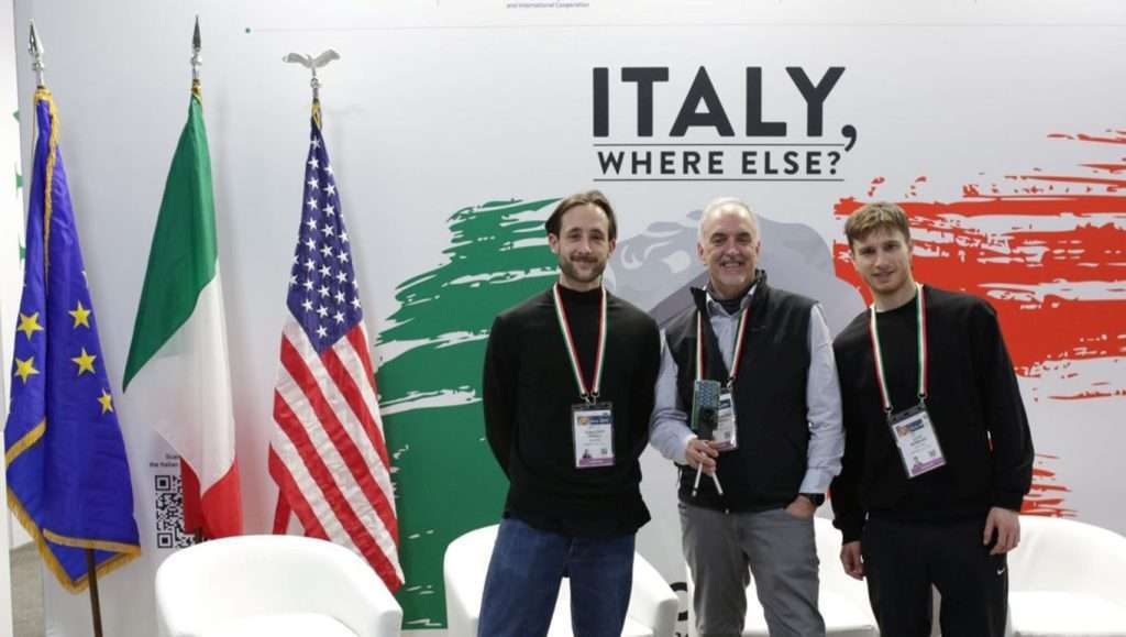 Al centro della foto il ceo di AI4IV Giampietro Tecchiolli con i co fondatori Giacomo Pinali e Luca Bernabe