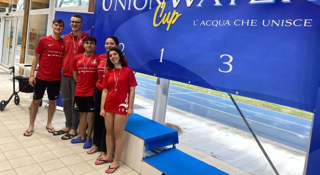La squadra della Triestina Nuoto presente a Lignano