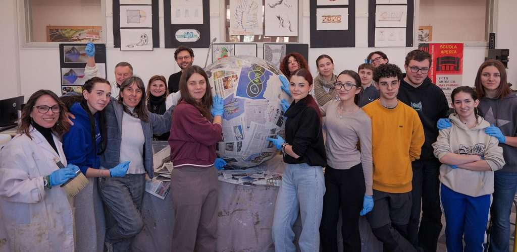 Studenti Fabiani sfera Pistoletto
