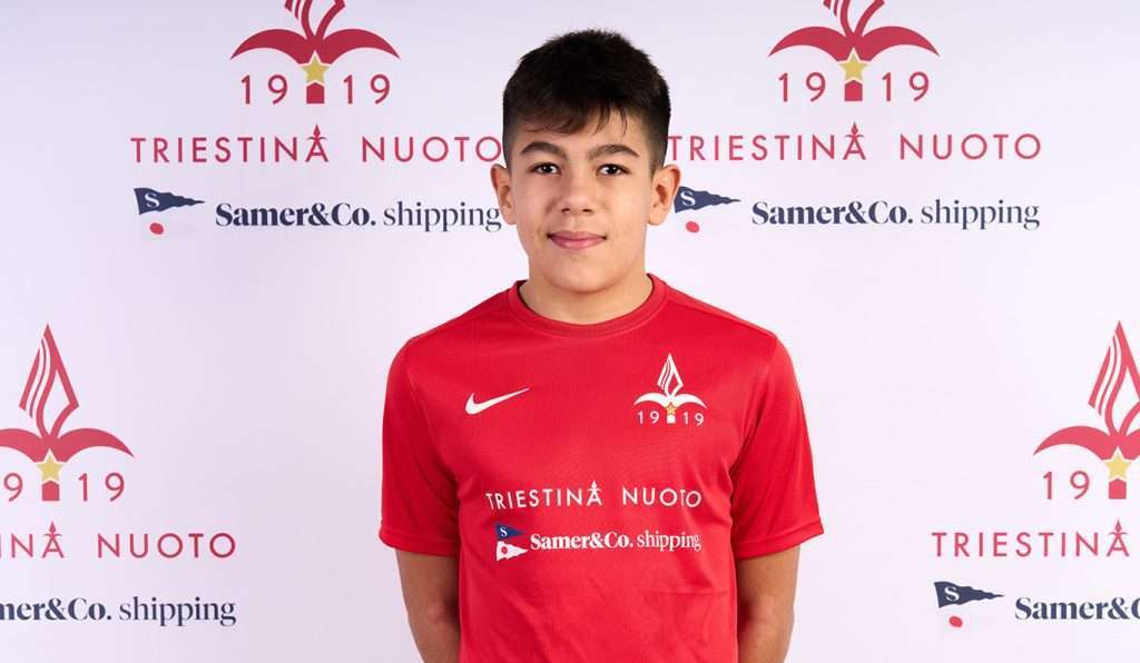 Un primo piano di Lorenzo Menis con la maglia della Triestina Nuoto