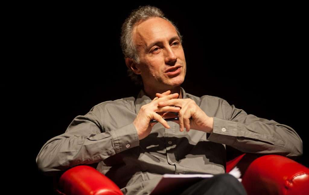 travaglio scena mezzo busto mail